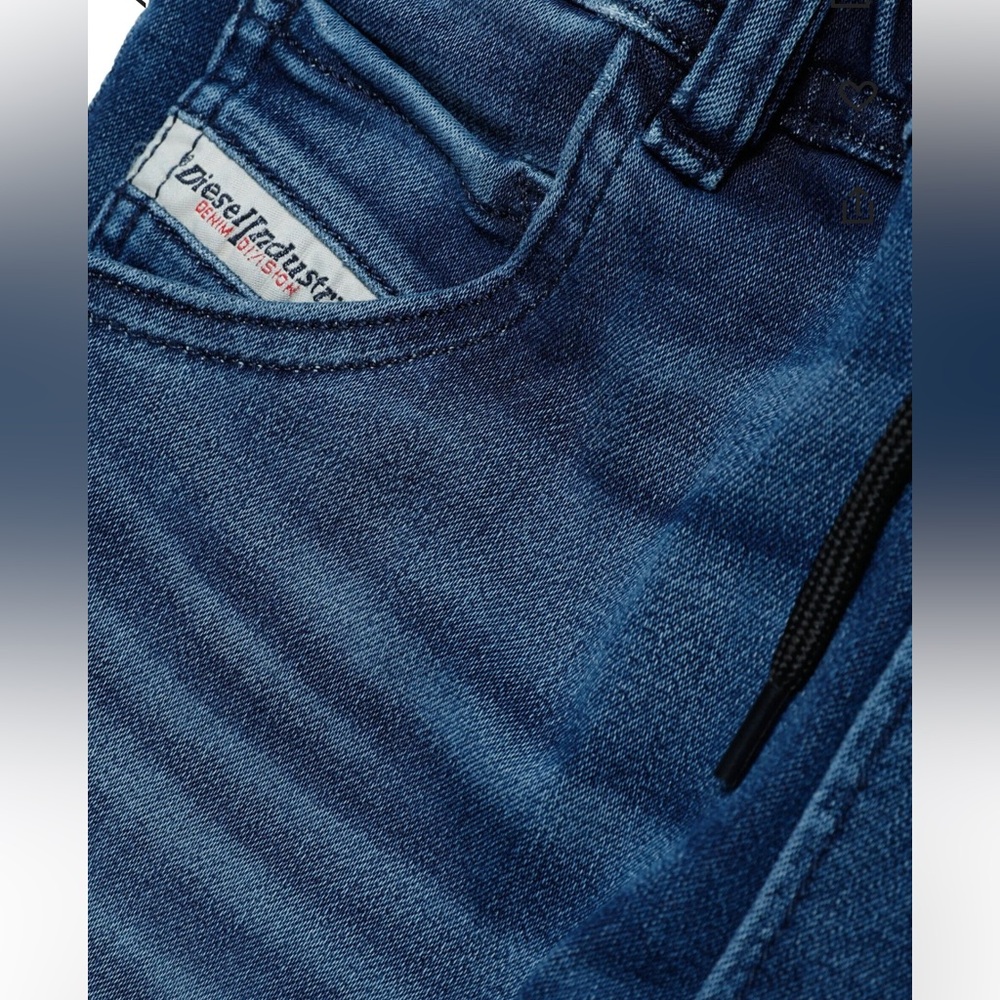 Diesel Kids
JoggJeans denim shorts